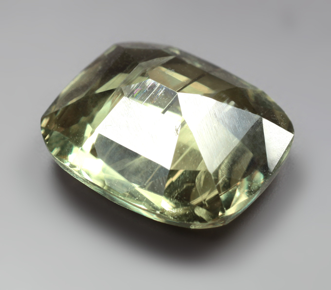 Крупный диаспор 6,8 карата