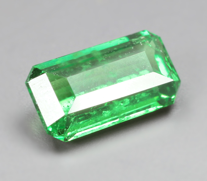 «Неоновый» цаворит 1,01 карата