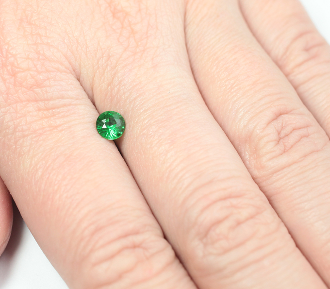 «Неоновый» цаворит 0,73 карата