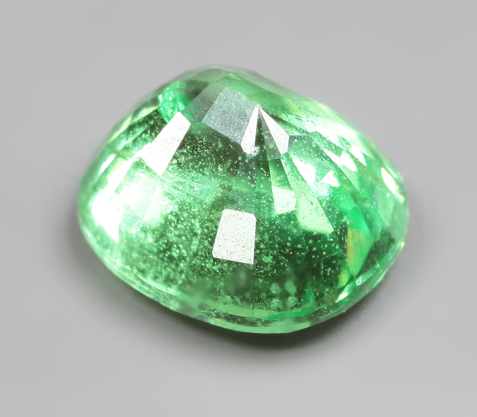 «Неоновый» цаворит 2,03 карата