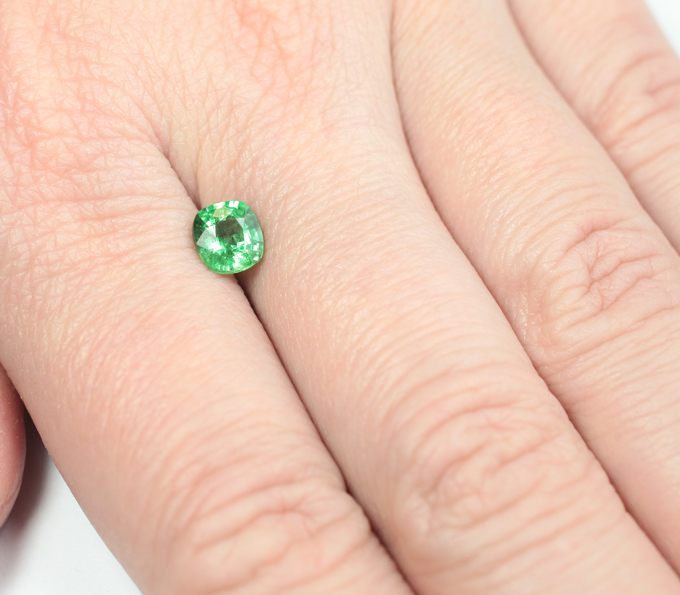 «Неоновый» цаворит 1,24 карата