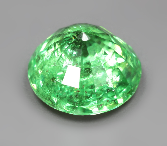 «Неоновый» цаворит 1,69 карата