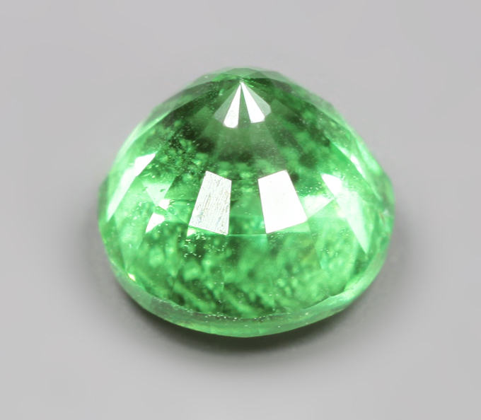 «Неоновый» цаворит 1,2 карата