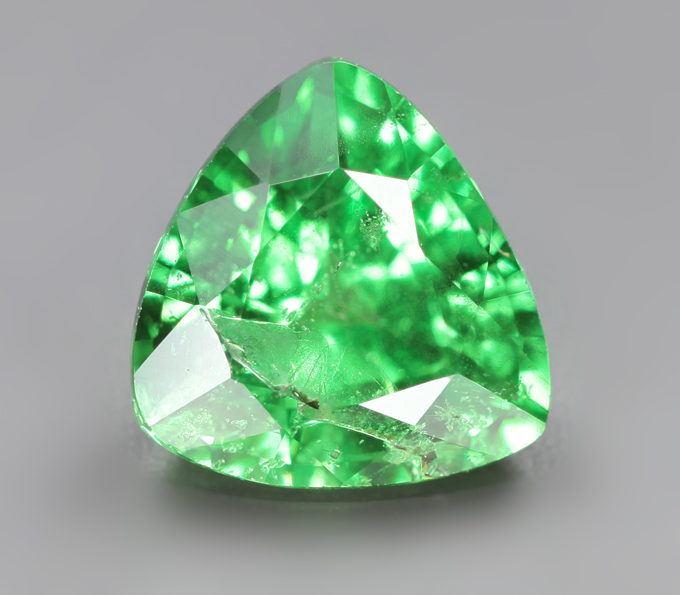 «Неоновый» цаворит 1,06 карата