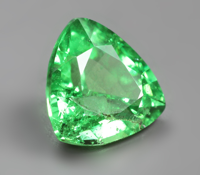 «Неоновый» цаворит 1,06 карата