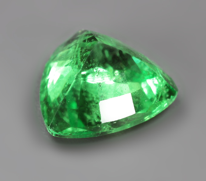 «Неоновый» цаворит 1,06 карата