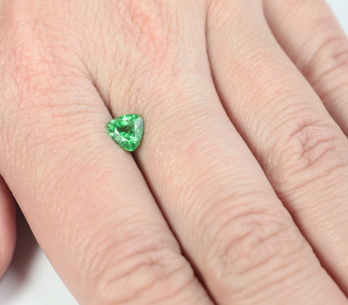 «Неоновый» цаворит 1,06 карата