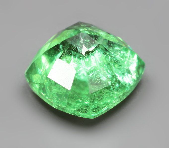 «Неоновый» цаворит 1,28 карата