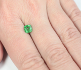 «Неоновый» цаворит 1,28 карата