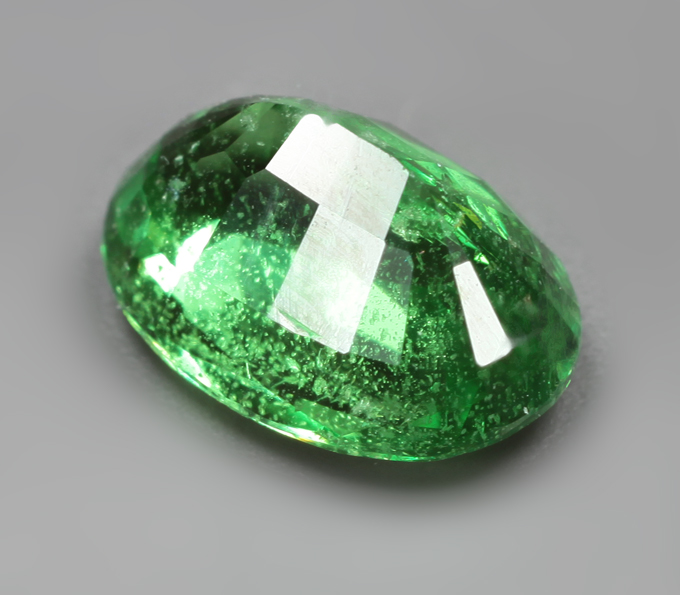 «Неоновый» цаворит 1,24 карата