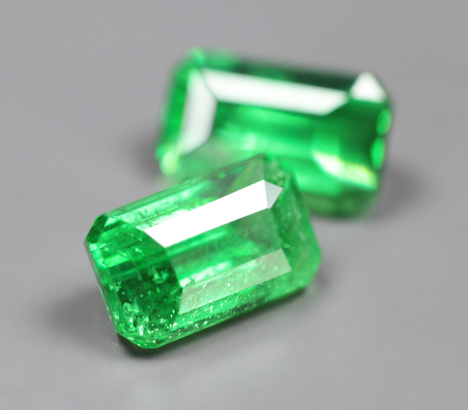 Редкая пара «неоновых» цаворитов 1,81 карата