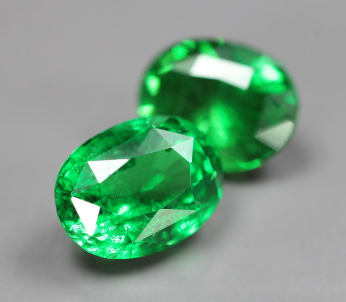 Редкая пара «неоновых» цаворитов 2,14 карата
