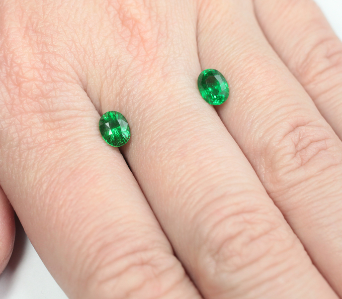 Редкая пара «неоновых» цаворитов 2,14 карата