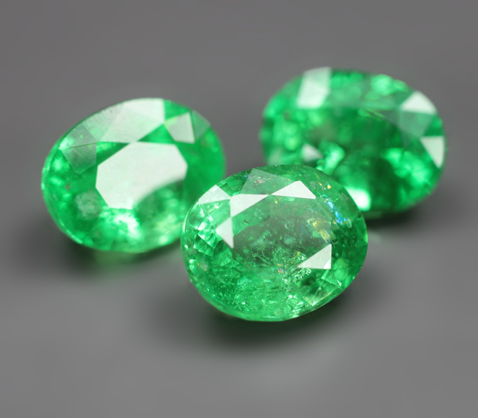 Редкий набор из 3 «неоновых» цаворитов 3,62 карата