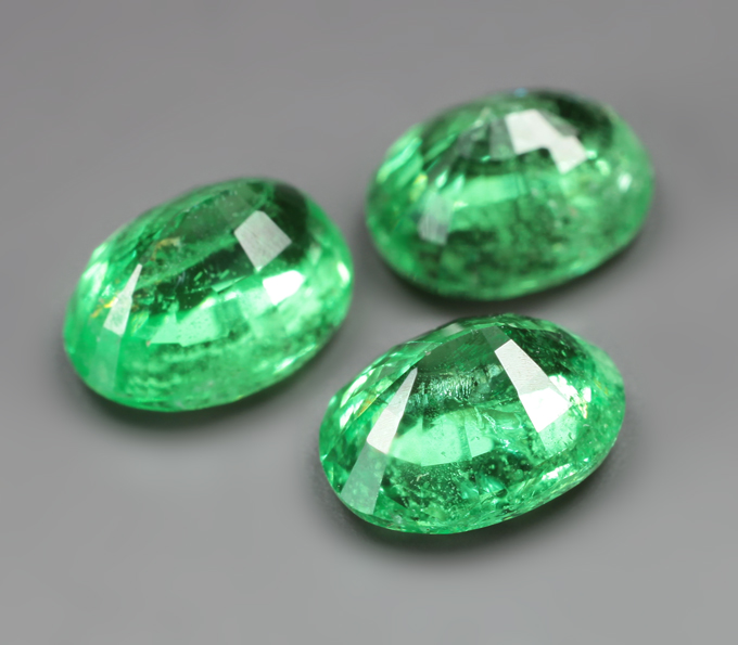 Редкий набор из 3 «неоновых» цаворитов 3,62 карата