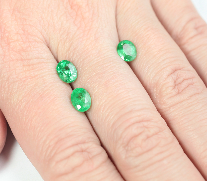 Редкий набор из 3 «неоновых» цаворитов 3,62 карата