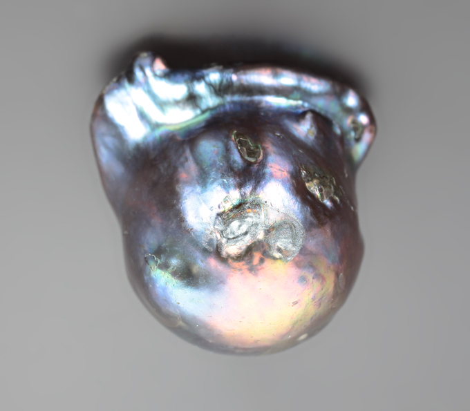 Крупная черная морская жемчужина барокко 33,74 карата