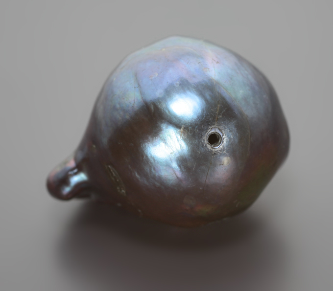 Крупная черная морская жемчужина барокко 33,74 карата