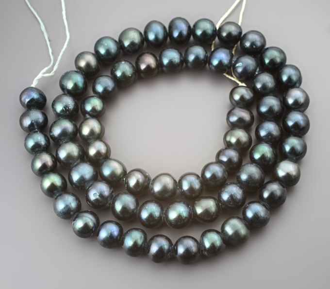 Набор из 64 черных жемчужин барокко на нити 107,05 карата! Титановый люстр