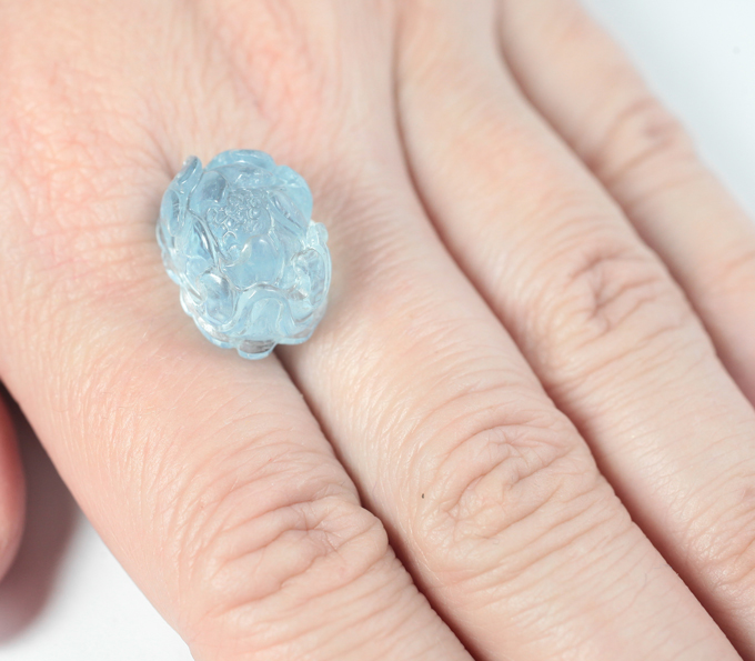 Крупный резной аквамарин 18,02 карата