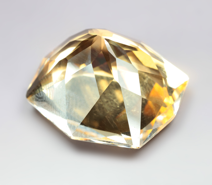 Чистейший крупный цитрин авторской огранки 31,84 карата