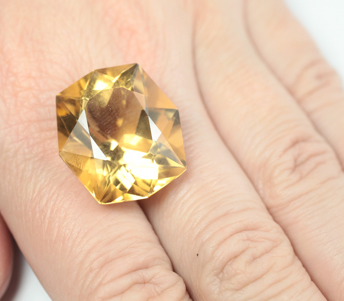 Чистейший крупный цитрин авторской огранки 31,84 карата