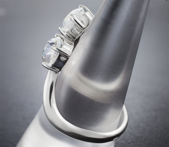 Кольцо с ограненным лунным камнем 2,37 карата