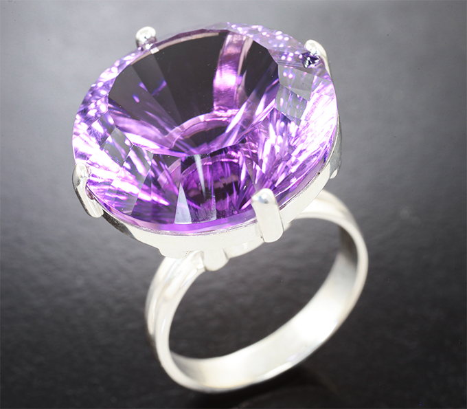 Кольцо с чистейшим крупным аметистом лазерной огранки 27,58 карата и сапфирами