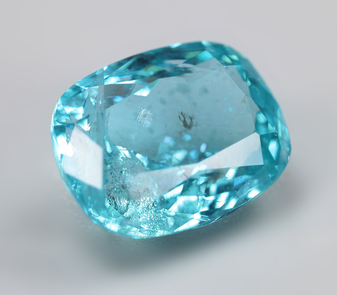 «Неоновый» апатит 2,6 карата