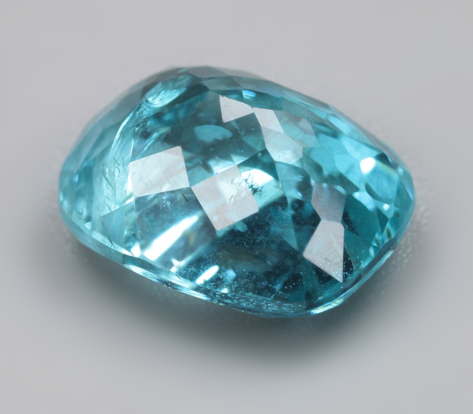 «Неоновый» апатит 2,6 карата