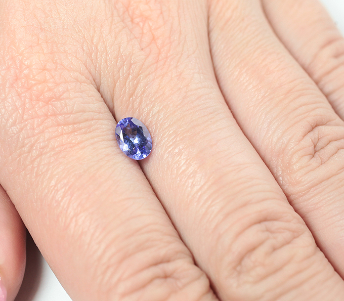 Насыщенный танзанит высокой чистоты 1,05 карата