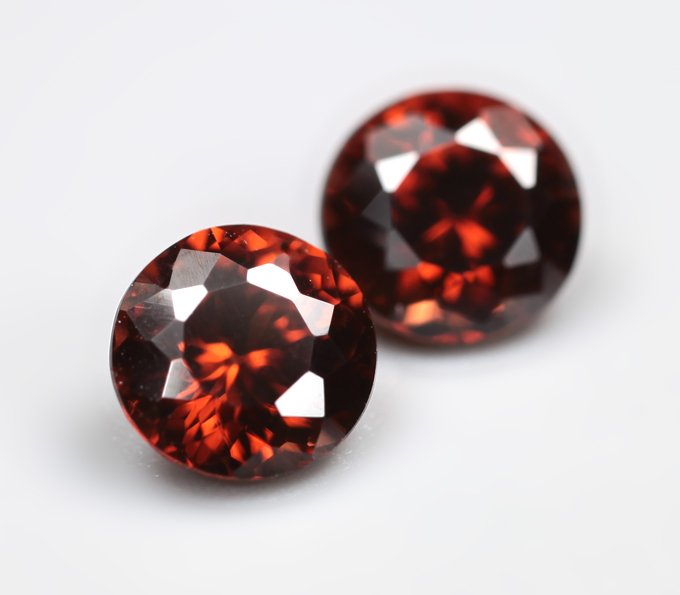 Пара чистейших насыщенно-оранжевых цирконов 2,42 карата