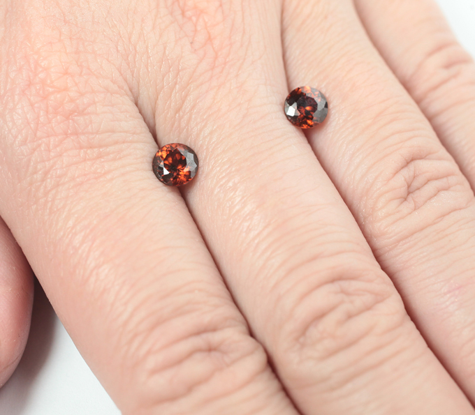 Пара чистейших насыщенно-оранжевых цирконов 2,42 карата