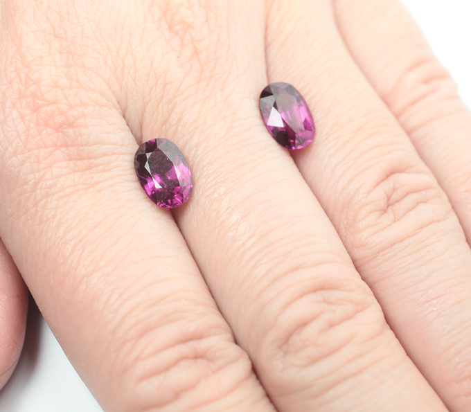 Редкая крупная пара умбалитов гранатов топовых цветовых характеристик 5,13 карата