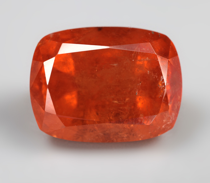 Редкий крупный клиногумит 7,44 карата