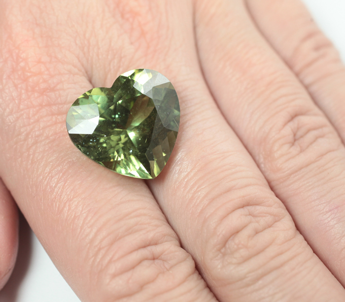 Крупный зеленый апатит 23,28 карата