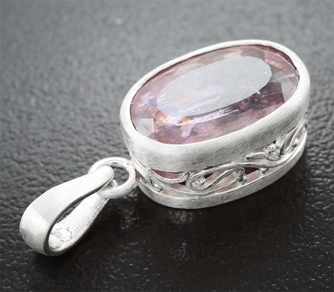 Кулон с зултанитом 7,19 карата