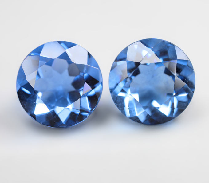 Крупная пара флюоритов со сменой цвета 12,1 карата