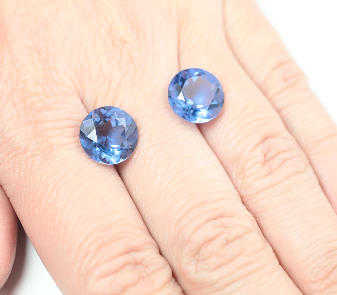 Крупная пара флюоритов со сменой цвета 12,1 карата