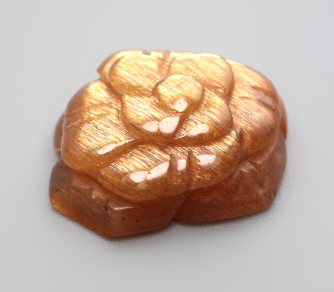 Резной солнечный камень 4,56 карата