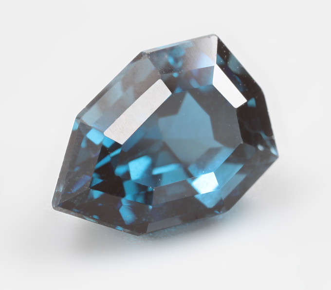 Чистейший синий London топаз авторской огранки 3,09 карата