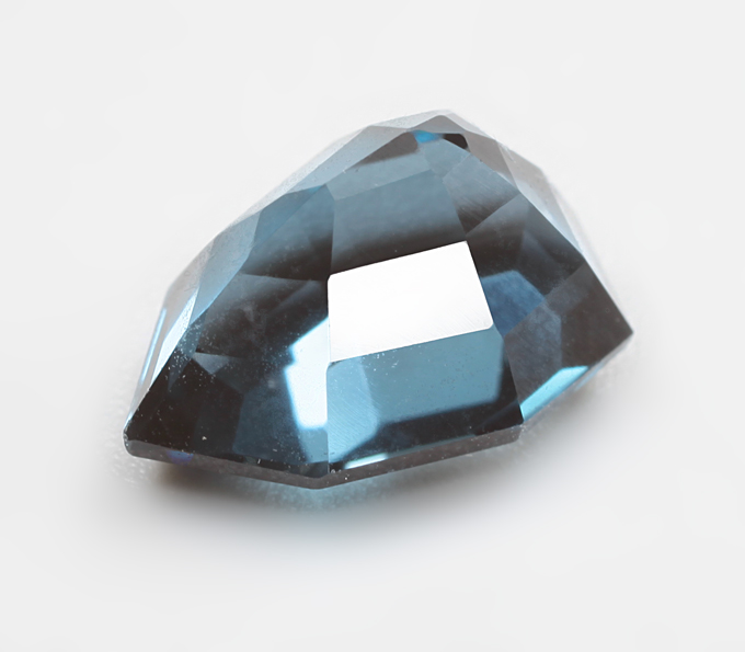 Чистейший синий London топаз авторской огранки 3,09 карата