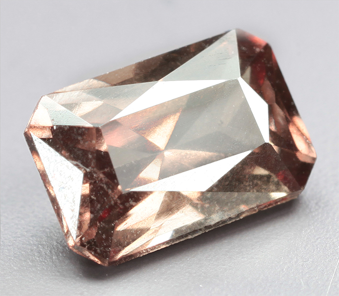 Гранат со сменой цвета 1,04 карата