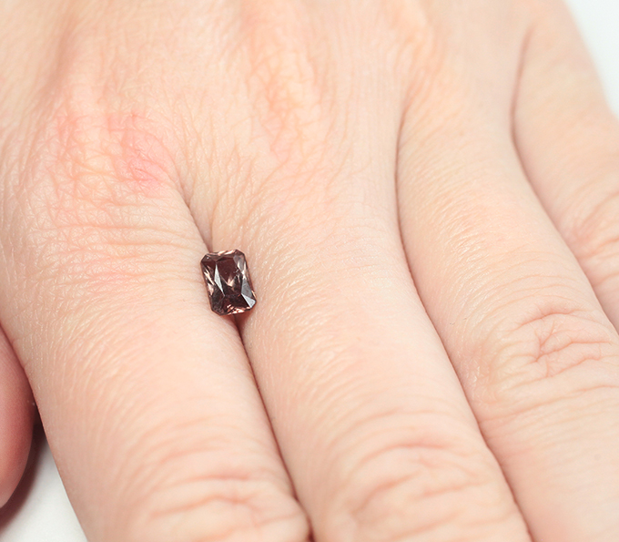 Гранат со сменой цвета 1,04 карата