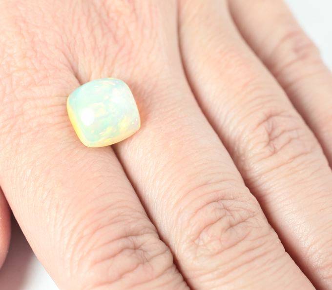 Крупный кристаллический эфиопский опал 5,46 карата