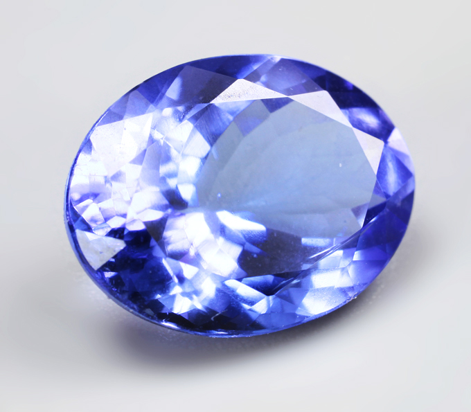 Яркий насыщенный танзанит высокой чистоты 5,52 карата