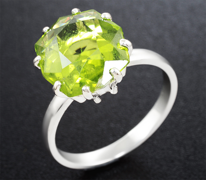 Серебро 925 Кольцо c перидотом авторской огранки 5,75 карата