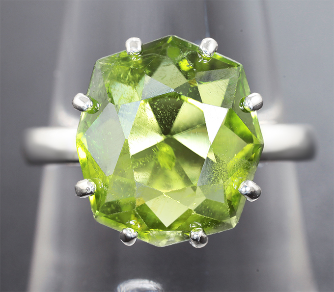 Кольцо c перидотом авторской огранки 5,75 карата