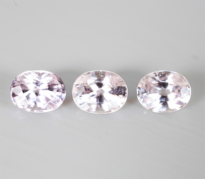 Кольцо с розовыми 1,02 карата и бесцветными сапфирами