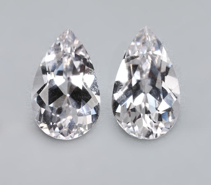 Пара данбуритов высокой чистоты 2,82 карата